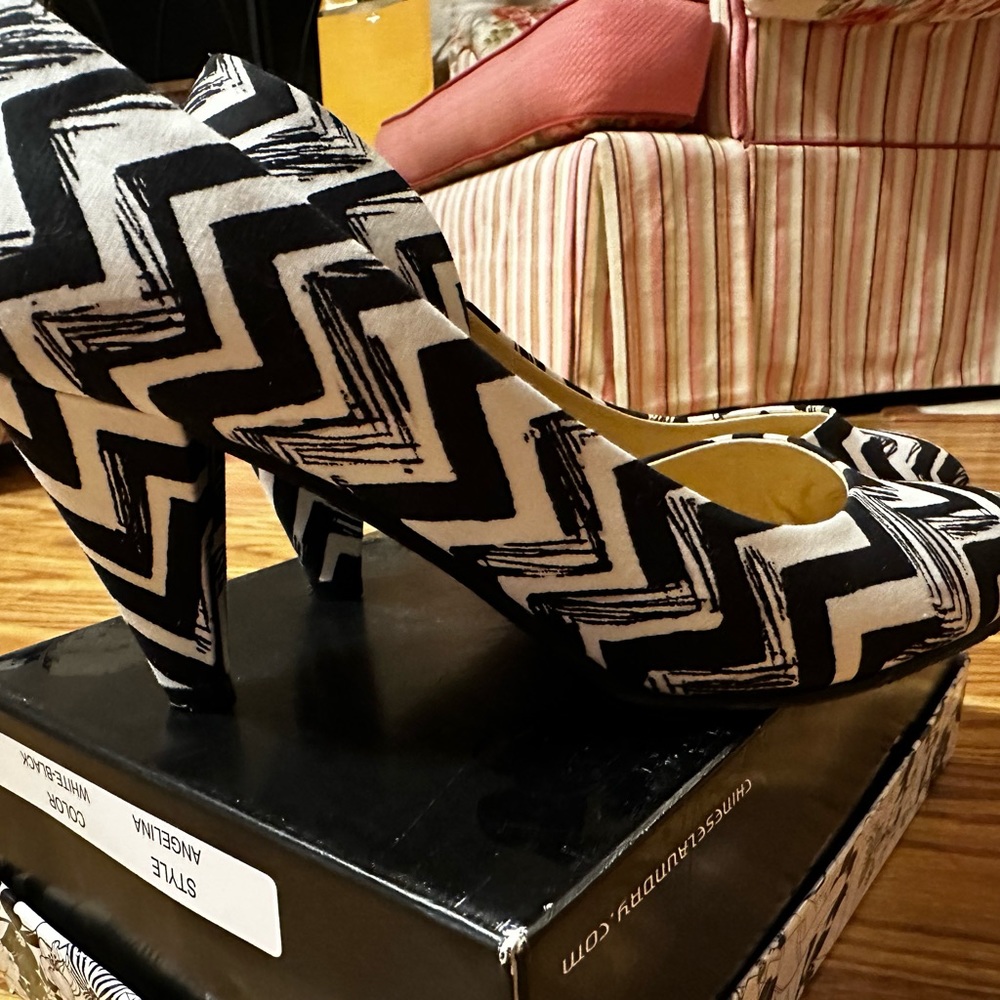 Ladies pumps black & white size 8 1/2